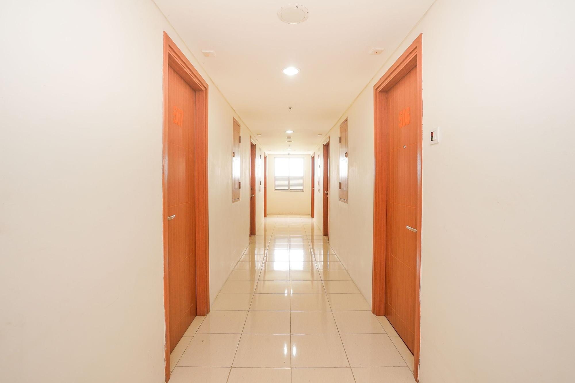 Vaccinated Staff - Oyo Flagship 2261 Pp Properti Pavilion Permata Hotel 2*