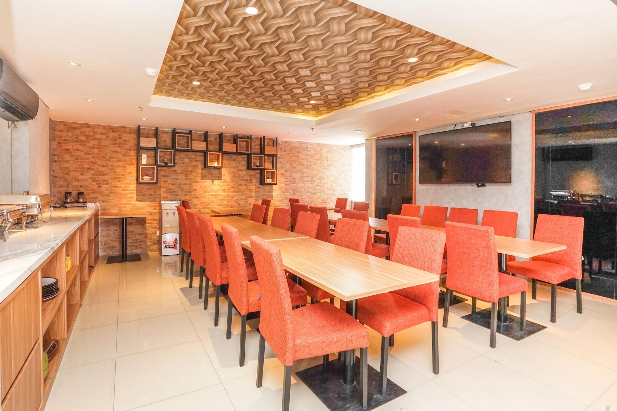Vaccinated Staff - Oyo Flagship 2261 Pp Properti Pavilion Permata Hotel Surabaya