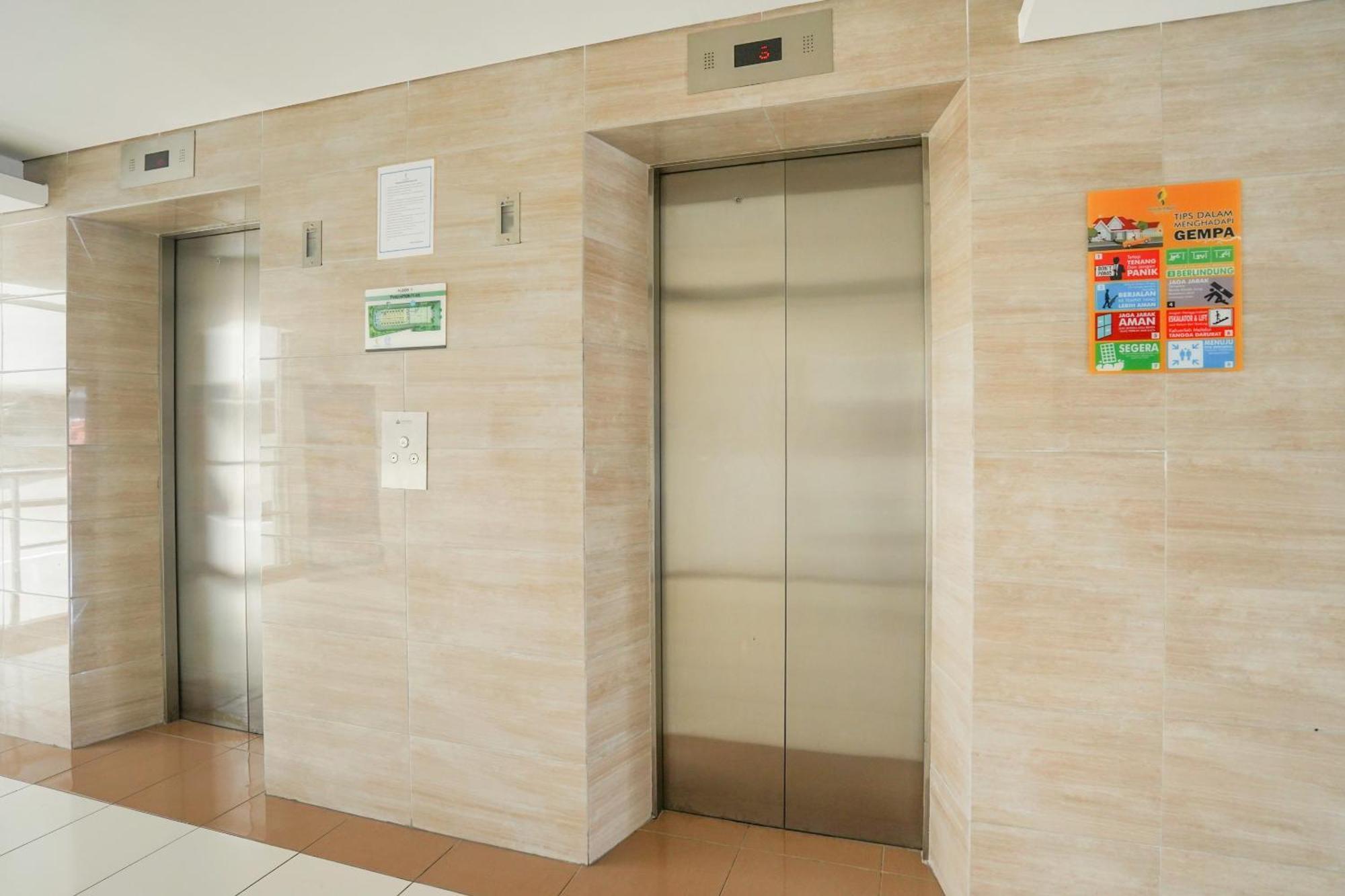 Vaccinated Staff - Oyo Flagship 2261 Pp Properti Pavilion Permata Surabaya